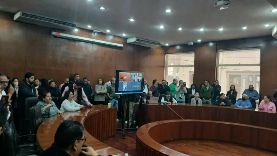 Trabajadores del Congreso revientan sesión con protesta por falta de ...