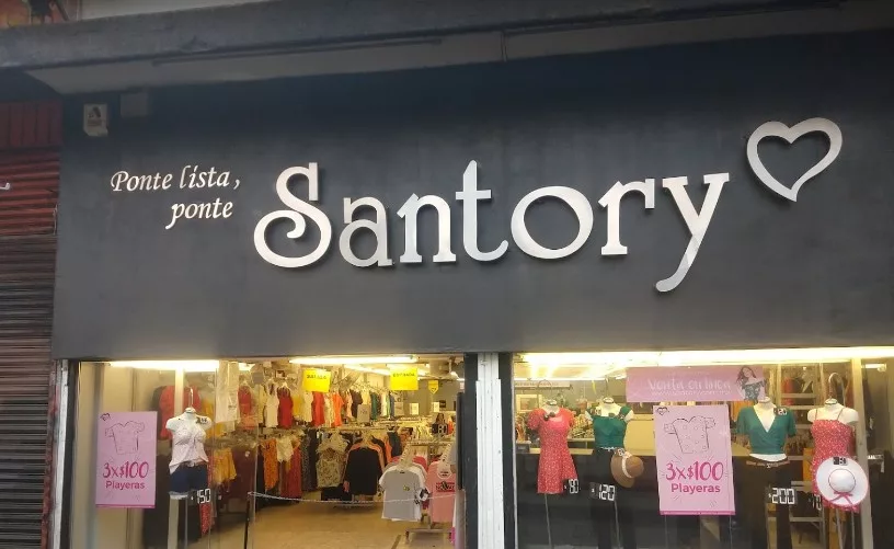 Santory Joven denuncia en redes haber sido grabada por un empleado en los ...